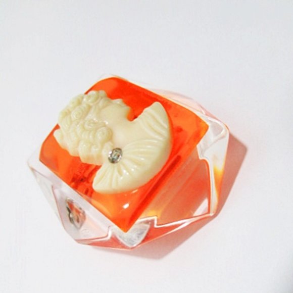 Large 1960s Vintage Cameo Pin Brooch In Bright Orange And Clear Lucite Plastic - Picture 2 of 5